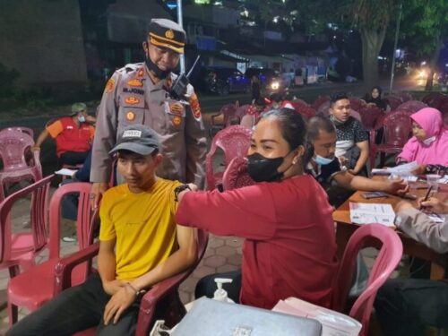 Genjot Vaksinasi Booster, Polresta Bandar Lampung Berikan Vaksin untuk Jemaah Tarawih