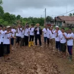 Relawan IM Ganjar dan Relawan GML Gotong Royong Perbaiki Jalan Lubuk Banjar Masin