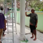 Relawan Ganjar-Mahfud Lampung Melakukan Pengecatan Masjid Nurul Amal di Gebang Hilir Pesawaran