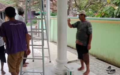 Relawan Ganjar-Mahfud Lampung Melakukan Pengecatan Masjid Nurul Amal di Gebang Hilir Pesawaran