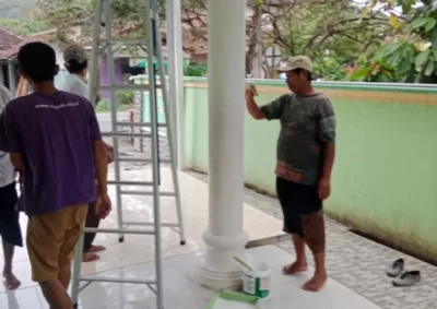 Relawan Ganjar-Mahfud Lampung Melakukan Pengecatan Masjid Nurul Amal di Gebang Hilir Pesawaran