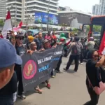 Massa Demo Depan Bawaslu Tolak Rekayasa Pemilu, Jalan Ditutup