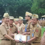 Pj. Bupati Nukman Serahkan Penghargaan Laporan Capaian Kinerja Penyerapan Anggaran