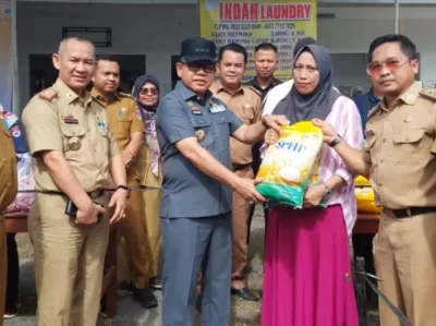 Jelang Ramadan dan Idul Fitri 2024, Pj. Bupati Mesuji, Sulpakar Tinjau Langsung Operasi Pasar Murah