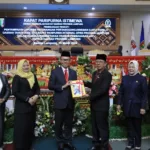 Sekdaprov Fahrizal Serahkan LKPJ Kepala Daerah Tahun 2023 kepada Ketua DPRD Lampung dalam Rapat Paripurna Istimewa DPRD