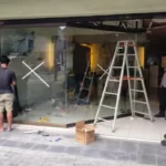 Xpander Seruduk Kafe di Surabaya