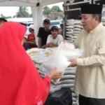 Safari Ramadan 1445 H, Gubernur Arinal Membagikan Bantuan Ratusan Paket Sembako dan 2 Kursi Roda
