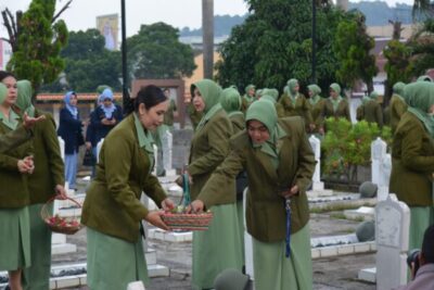 Peringati HUT Persit Kartika Chandra Kirana Ke-78 dan Dharma Pertiwi Ke-60, Ketua Persit Kartika Chandra Kirana Koorcab Rem 043 PD II/Swj Pimpin Ziarah Ke Makam Pahlawan