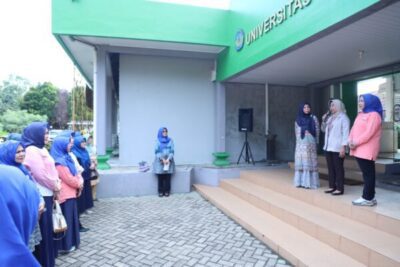 Rektor Lepas Rombongan DWP Bakti Sosial di Rajabasa