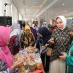 Ibu Riana Sari Arinal Buka Kegiatan Sosialisasi dan Bimtek Literasi Keuangan untuk UMKM Perempuan di FEB Unila 