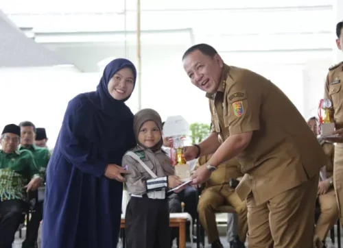 Gubernur Serahkan Hadiah Pemenang Lomba Ramadan Kareem 1445 H