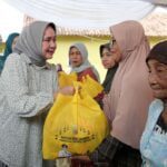 Ibu Riana Sari Arinal Berikan Bantuan Sembako dan Alat Steam untuk Warga Gadingrejo Pringsewu