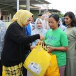 Riana Sari Arinal Berikan Bantuan Sembako Program Siger kepada Warga Terdampak Banjir