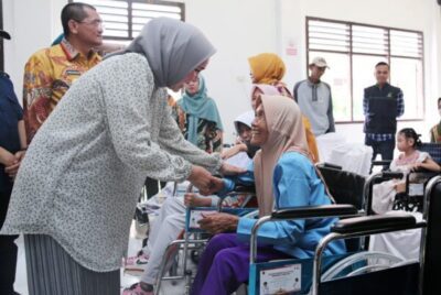 Sampaikan Salam dari Gubernur Arinal, Riana Serahkan Bansos Program Yansos Jejama kepada Penyandang Disabilitas