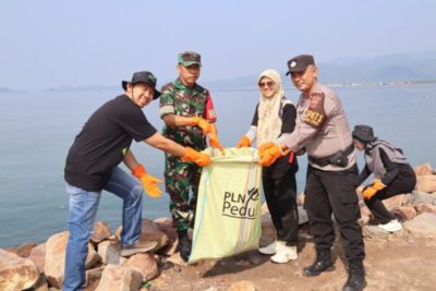 Peringati Hari Lingkungan Hidup, PLN Ajak Mahasiswa Gelar Aksi Bersih Pantai di Lampung
