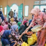 Ketua LKKS Ibu Riana Sari Arinal Bagikan Sembako di Tanggamus
