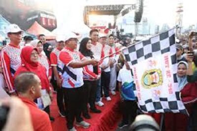 Pj. Gubernur Samsudin bersama Walikota Eva Dwiana Lepas Peserta Jalan Sehat dalam Rangka HUT Kota Bandarlampung ke-342