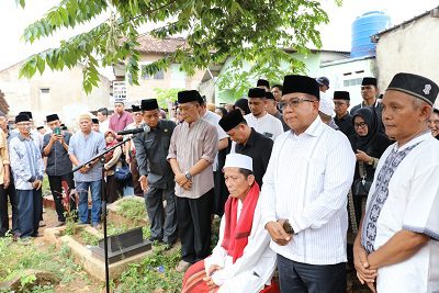Pj. Gubernur Samsudin Lepas Jenazah Mantan Asisten Ketataprajaan Provinsi Lampung Mursyid Arsyad