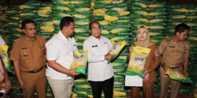 Pj. Gubernur Samsudin Tinjau Ketersediaan Beras di Gudang Bulog Campang Raya, Bandarlampung