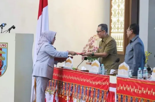 Dalam Rapat Paripurna Tingkat I DPRD Provinsi Lampung, Sekdaprov Lampung Ikuti Menghadiri