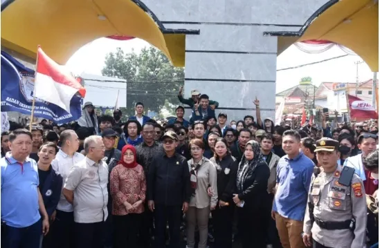 Pimpinan dan Anggota DPRD Fraksi PDIP Temui Massa Aksi di Halaman Kantor DPRD Lampung