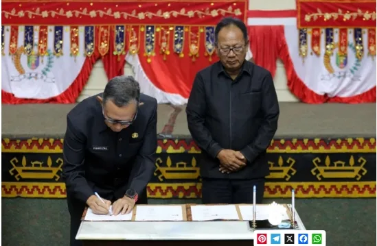 Ketua DPRD Mingrum Gumay dan Sekdaprov Fahrizal Tandatangani Nota KUA-PPAS APBD Prov Lampung TA 2025