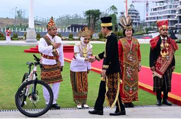 Pj. Gubernur Lampung Apresiasi Atas Terpilihnya Busana Adat Lampung Menjadi Salah Satu Busana Terbaik Pada Peringatan HUT RI ke – 79 di IKN