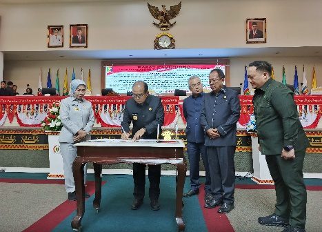 Pj. Gubernur Lampung dan Ketua DPRD Provinsi Lampung Tandatangani Persetujuan Bersama Raperda APBD Tahun 2025