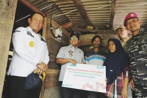 Pj. Gubernur Samsudin Serahkan Bantuan TJSL dari PT. PLN Lampung