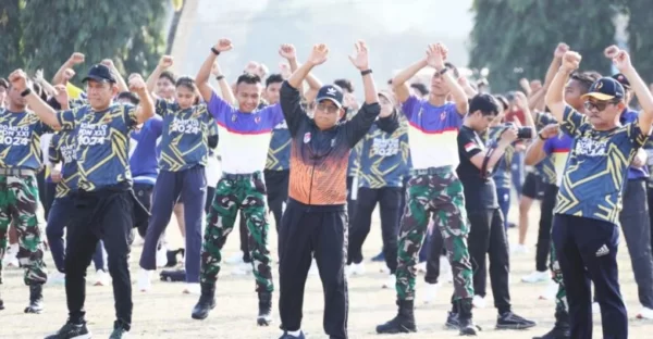 Pj. Gubernur Samsudin dan Ketua Harian KONI Lampung Amalsyah Tarmizi serta Jajaran OPD Pemprov Lampung Melaksanakan Senam Bersama Seluruh Atlet PON Lampung