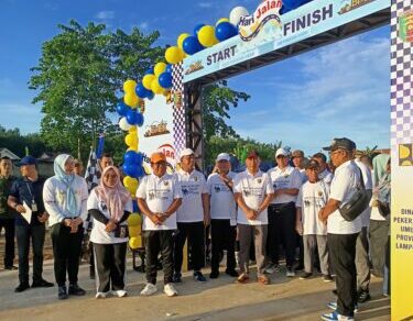 Pj Gubernur Lampung Melepas Peserta Jalan Sehat Peringatan Hari Jalan 2024