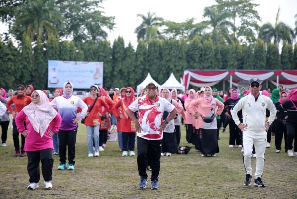 Pj. Gubernur Samsudin dan Ibu Maidawati Ikuti Senam Bersama dalam Rangka Puncak Hari Ibu Ke-96 Tahun 2024