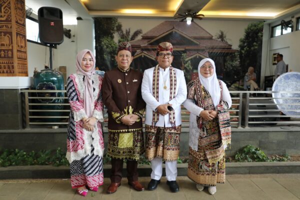 Pj. Gubernur dan Ibu Maidawati Terima Gelar Adat Pangeran Sejati dan Pangeran Permaisuri dari MPAL