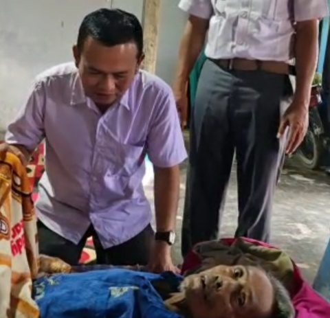 Penderita Stroke Terima Bantuan Kursi Roda, Anggota DPRD Wakili Bupati Serahkan Secara Langsung