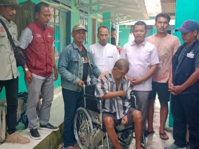 Achmad Johani Berikan Bantuan Kursi Roda Kepada Warga Desa Seloretno