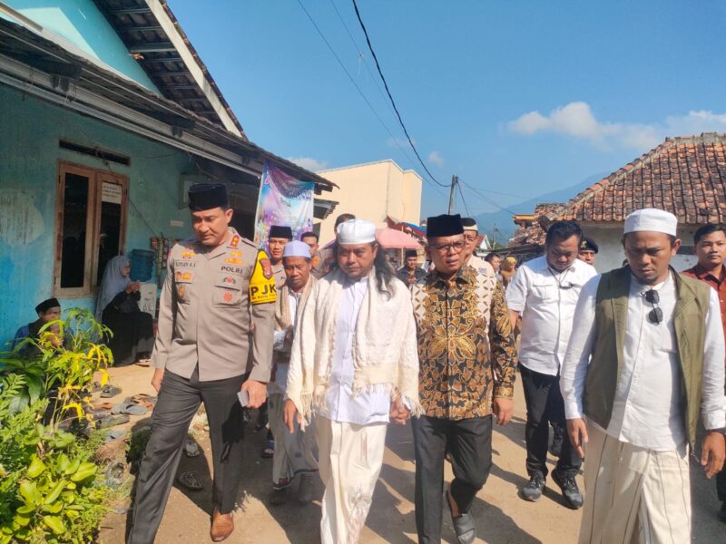Kapolda Banten Gubernur Banten Bupati Pandeglang beserta Wakilnya hadir di acara Haul Abuya Bustomi ke 21