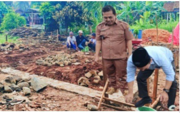 Agus Sartono Wakili Bupati Lampung Selatan dalam Peletakan Batu Pertama Program Bedah Rumah di Sidomulyo