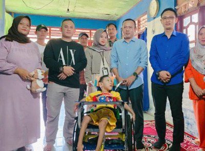 Wakili Bupati, Anggota DPRD Lamsel, Fraksi PAN Agus Sartono Serahkan Bantuan Kursi Roda untuk Dua Balita Berkebutuhan Khusus