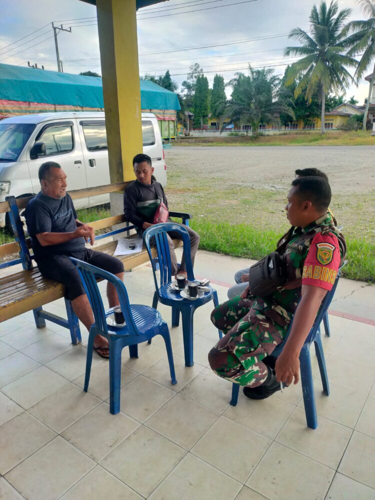 Babinsa Ciptakan Keakraban dengan Warga Binaan Melalui Komsos