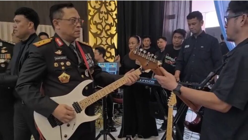 Lengking Gitar Kapolda Iringi Semangat Bhayangkara: ‘Kami untuk Masyarakat’