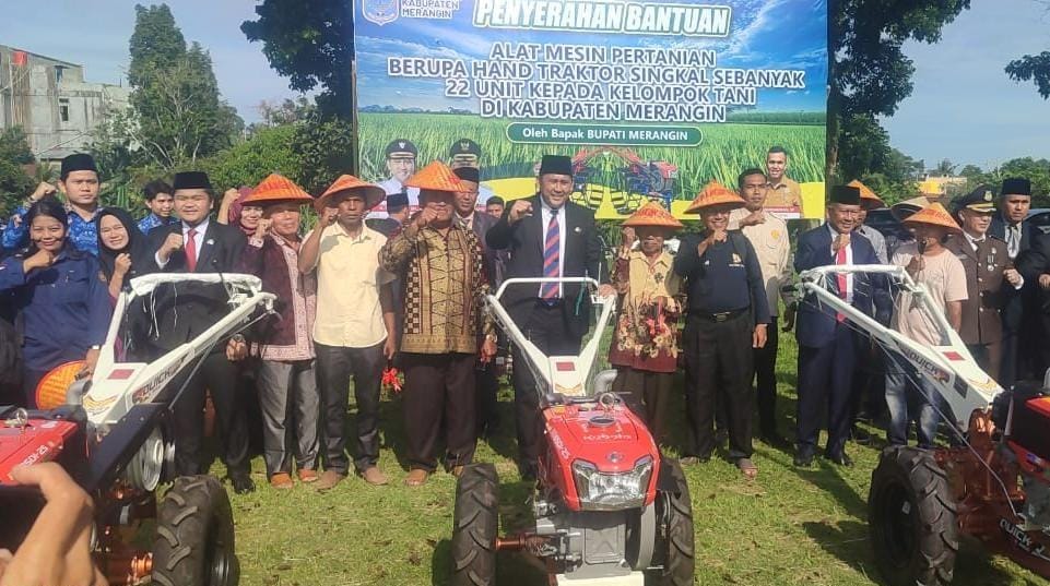 Bupati H M Syukur Serahkan 22 Unit Handtraktor ke Kelompok Tani     · Bantuan dari Kementerian Pertanian Saat Bupati