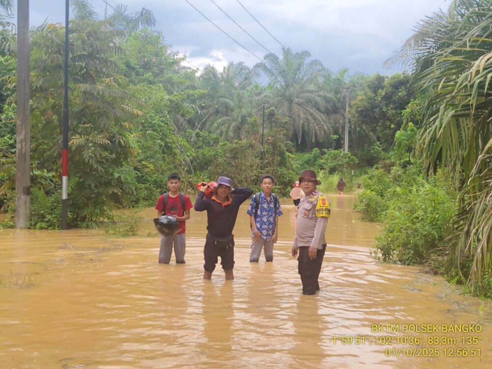 Bhabinkamtibmas Polsek Bangko Turun Langsung Pantau Banjir di Kecamatan Nalo Tantan