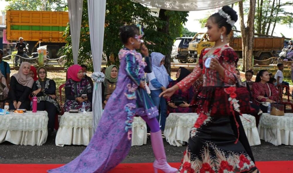 Fashion Show Anak dan Remaja Resmi Dibuka Pj Sekda Zulhifni     · Dalam Rangka Memeriahkan Hari Batik Nasional 2025 di Merangin