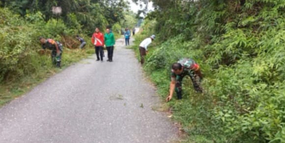 BABINSA TUMBUHKAN RASA KEBERSAMAAN DENGAN GOTONG ROYONG BERSAMA