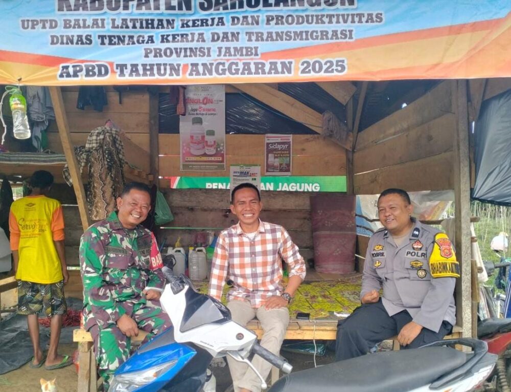 Wujudkan Sinergitas dan Keamanan Wilayah Babinsa dan Bhabinkamtibmas Ciptakan Keakraban dengan Aparat Desa Melalui Komsos