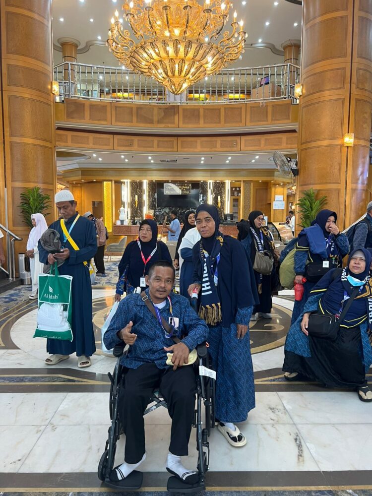 Kepulangan Penyandang Disabilitas Ustadz Sandri Penerima Hadiah Umrah dari Kapolri Dihadang Anak Didik Dan Ema – Ema Tangis Haru