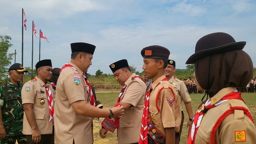 Buka Jambore Cabang, Bupati M. Syukur Tekankan Pentingnya Pembentukan Karakter     *Seraplah Pengalaman, Pengetahuan dan Keterampilan Seluas-luasnya