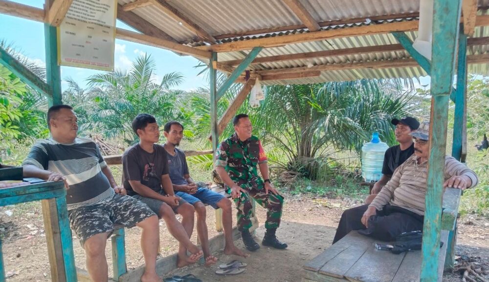 Babinsa Koramil 420-02/Muara Limun Jalin Kedekatan dengan Warga Lewat Komsos di Desa Pasar Singkut