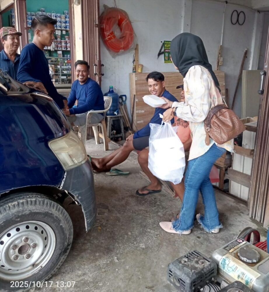 Jumat Berkah! Kaperwil MPN Jambi Susi Lawati Tebar 50 Paket Nasi Ayam Geprek di Broni