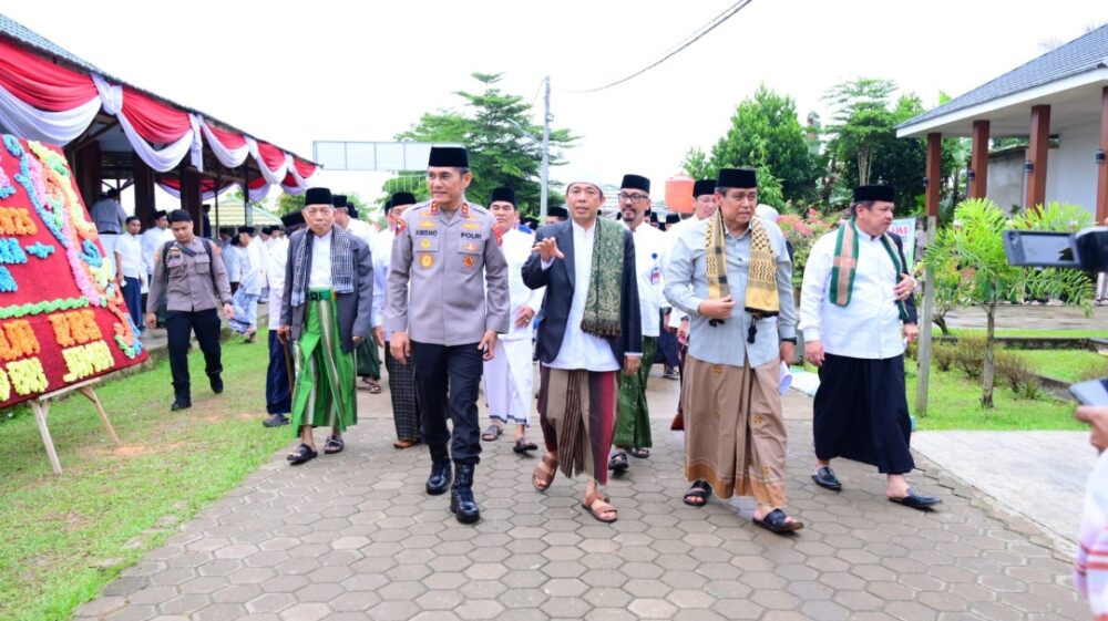 Kapolda Jambi Hadiri Peringatan Hari Santri di Pesantren Kumpeh, Kuatkan Sinergi Ulama dan Polri Jaga Keutuhan Bangsa
